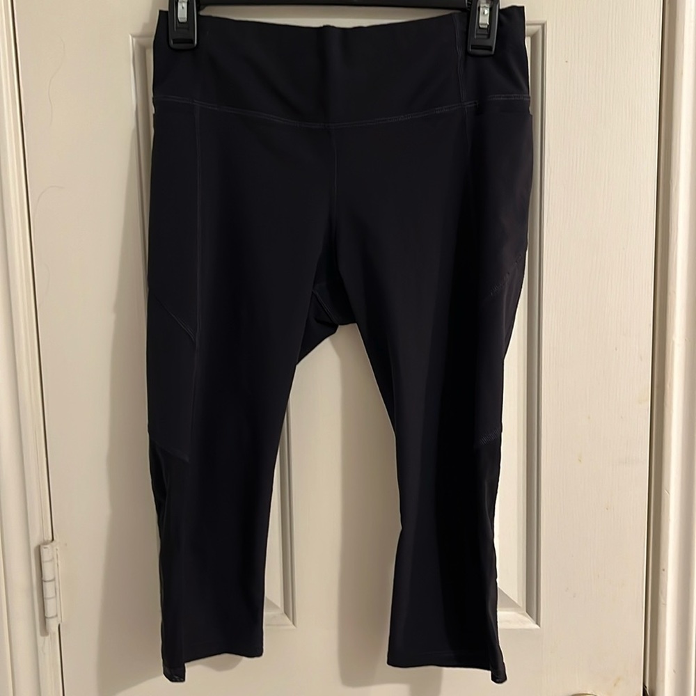 Athleta black cropped leggings